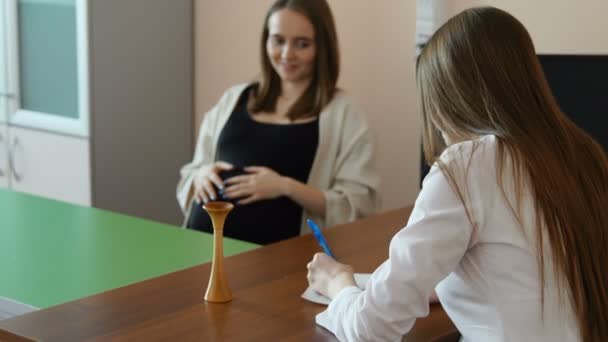 A terhes beteg megtudhatod, ő orvos vizsgálatok eredményei. — Stock videók