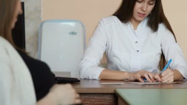 Hamile hastanın doktoru taramaların sonuçlarını öğreneceksiniz. Bir kadın doktor doğum için hazırlama konusunda tavsiye verir. Hastanede doktorlar ofisidir. Tıp
