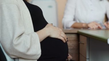 Hamile hastanın doktoru taramaların sonuçlarını öğreneceksiniz. Bir kadın doktor doğum için hazırlama konusunda tavsiye verir. Hastanede doktorlar ofisidir. Mutlu anne. Çocuk