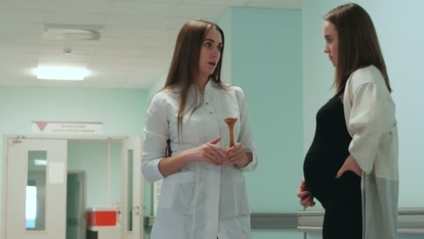Διάλογος μεταξύ μια έγκυος γυναίκα και μια γυναίκα γιατρό στο διάδρομο του νοσοκομείου. — Αρχείο Βίντεο