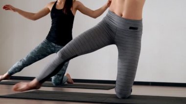 Ayak ve el Pilates yan alýþtýrmalarda simetrik iki güzel atletik genç kız dizlerinin üzerinde yetiştirilen.