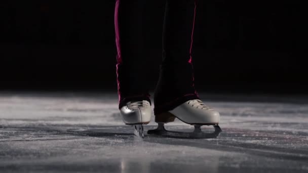特写, 溜冰鞋的腿去冰和移动在框架。摄影机在溜冰鞋后面动态移动。专业花样滑冰 — 图库视频影像