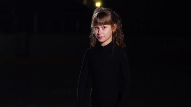 Retrato de una chica patinadora de pie frente a la gente y mirando directamente a la cámara — Vídeos de Stock