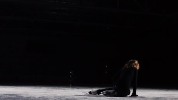 Una figura de mujer profesional aparece después de caer en el hielo y se sacude y continúa haciendo ejercicio. Movimiento y uso. La voluntad de hierro para ganar . — Vídeos de Stock