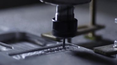 Güzel bir ışık alüminyum plaka şirket adı reklam marka ve logo için dışarı yavaş yavaş biraz matkap açmaktadır.