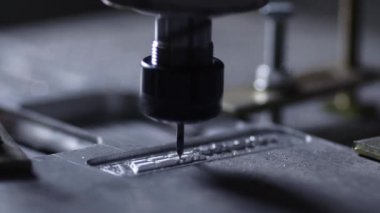 İş metal ürünleri imalatı. Alüminyum plaka Freze Makinası etkisi altında.