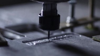 Modern üretim alüminyum levhalar oluşturulması için. Güzel Delme işlemi