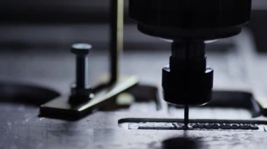 Freze kesme çelik için biteviye-in alüminyum işleme. Matkap yazıt çelik plaka üzerinde keser..