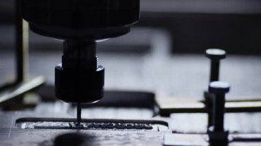 Alüminyum ağır çekimde makinede tek bir parça dışarı fabrika kesme yatak vücut oluşturma.