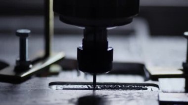 Bitki, bir Torna kullanarak metal ürünlerin üretimi için bir kapak için bir dizüstü bilgisayar ya da tablet bilgisayar olgusu oluşturur.