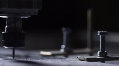 Güzel bir ışık alüminyum plaka şirket adı reklam marka ve logo için dışarı yavaş yavaş biraz matkap açmaktadır.