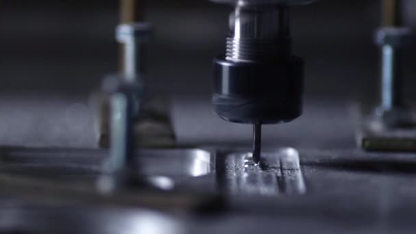 Het aanmaken van het lichaam van de matras op het snijden van de fabriek uit één stuk aluminium op de machine in slow motion. — Stockvideo