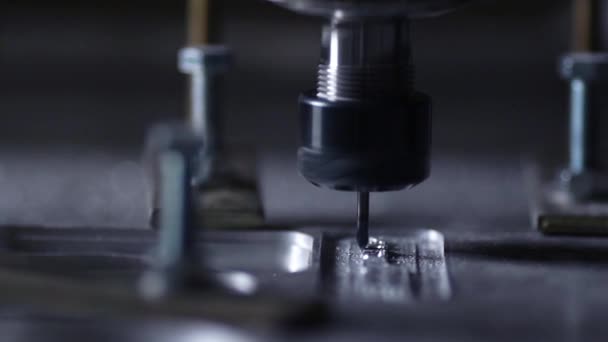 Завод по производству металлических изделий с помощью токарного станка создает крышку для корпуса ноутбука или планшетного компьютера . — стоковое видео