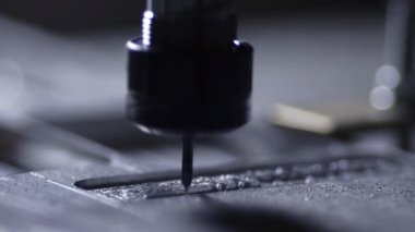 Freze kesme çelik için biteviye-in alüminyum işleme. Matkap yazıt çelik plaka üzerinde keser..