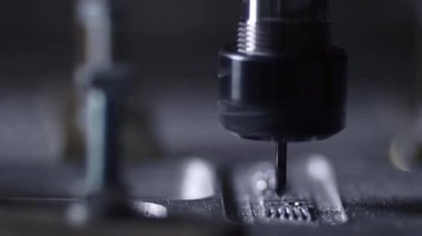 Güzel bir ışık alüminyum plaka şirket adı reklam marka ve logo için dışarı yavaş yavaş biraz matkap açmaktadır.