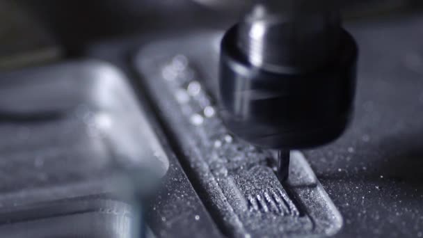 Die Anlage zur Herstellung von Metallprodukten auf einer Drehbank schafft einen Deckel für den Fall eines Laptops oder Tablet-Computers. — Stockvideo