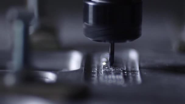 金属製品の生産のためのビジネス。フライス盤の影響の下のアルミ板. — ストック動画