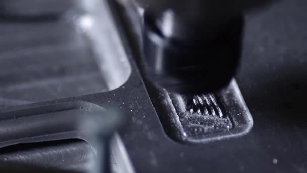 Fräsmaskin för skärande stål hanterar ett stycke aluminium. Borren skär inskriptionen på stålplåt. — Stockvideo