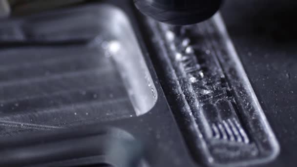 在工厂里制造床垫的车身, 在慢动作的机器上切割出一张铝片。. — 图库视频影像