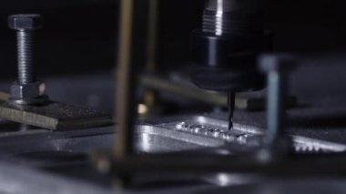 Alüminyum ağır çekimde makinede tek bir parça dışarı fabrika kesme yatak vücut oluşturma.