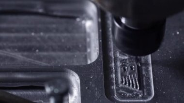 Güzel bir ışık alüminyum plaka şirket adı reklam marka ve logo için dışarı yavaş yavaş biraz matkap açmaktadır.