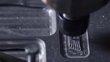 İş metal ürünleri imalatı. Alüminyum plaka Freze Makinası etkisi altında.