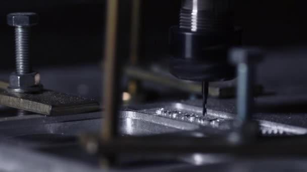 Het aanmaken van het lichaam van de matras op het snijden van de fabriek uit één stuk aluminium op de machine in slow motion. — Stockvideo