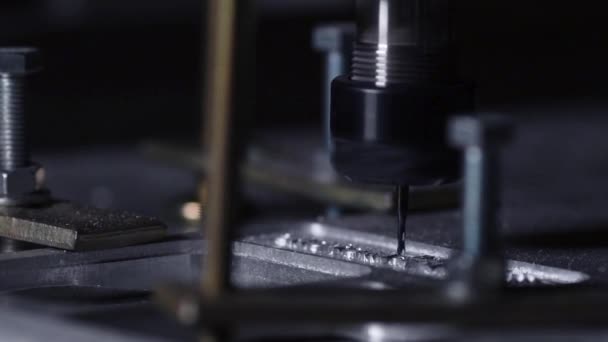 Die Anlage zur Herstellung von Metallprodukten auf einer Drehbank schafft einen Deckel für den Fall eines Laptops oder Tablet-Computers. — Stockvideo