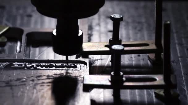 Het aanmaken van het lichaam van de matras op het snijden van de fabriek uit één stuk aluminium op de machine in slow motion. — Stockvideo