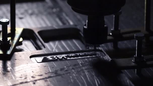 Závod na výrobu kovových výrobků pomocí soustruhu vytvoří víko krytu počítače, notebooku nebo tabletu. — Stock video