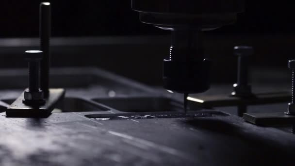 Logo snijden op aluminiumplaat. — Stockvideo