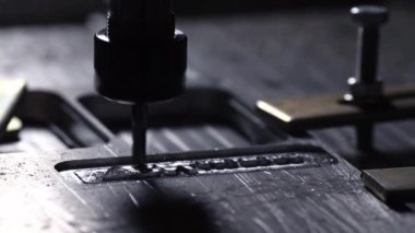 Freze kesme çelik için biteviye-in alüminyum işleme. Matkap yazıt çelik plaka üzerinde keser..