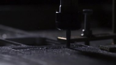 Bitki, bir Torna kullanarak metal ürünlerin üretimi için bir kapak için bir dizüstü bilgisayar ya da tablet bilgisayar olgusu oluşturur.