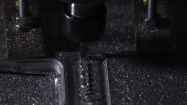 Güzel bir ışık alüminyum plaka şirket adı reklam marka ve logo için dışarı yavaş yavaş biraz matkap açmaktadır.