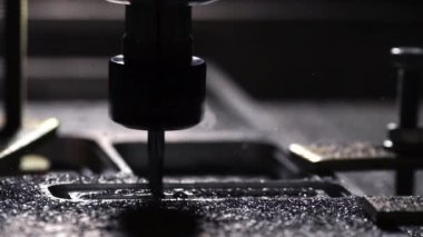Robot çelik ile çalışmak için yazılan bir program yardımıyla şirket bir alüminyum plakadan bir tatbikat yavaş hareket ile kesilir. Metal talaşı sinek farklı yönlere.