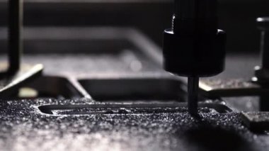 İş metal ürünleri imalatı. Alüminyum plaka Freze Makinası etkisi altında.