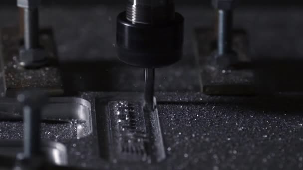 Logotyp skära på aluminiumplåt. — Stockvideo