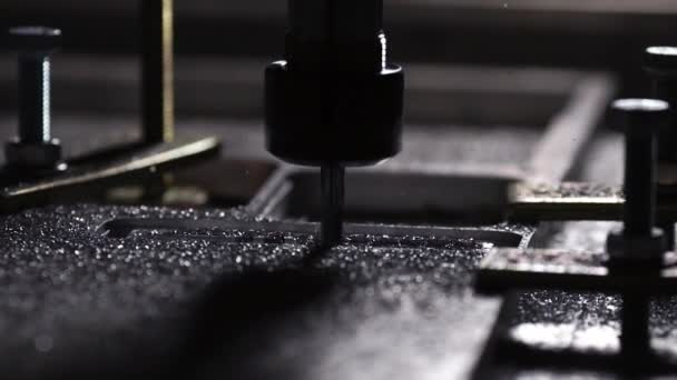 Σύγχρονη παραγωγή για τη δημιουργία του αλουμινίου πλάκες. Όμορφη διαδικασία της διάτρησης — Αρχείο Βίντεο