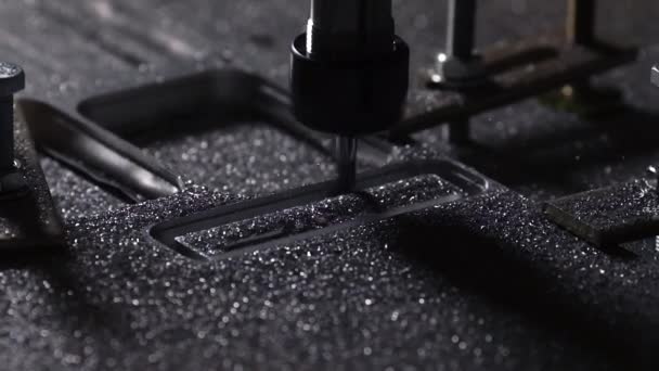 밀링 머신 절단 철강에 대 한 한 조각의 알루미늄을 처리합니다. 드릴 인하는 강판에 비문. — 비디오