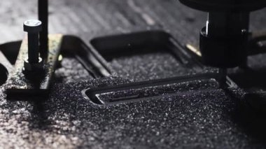 Alüminyum plaka üzerinde logo kesim.