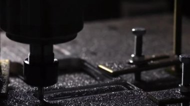 Güzel bir ışık alüminyum plaka şirket adı reklam marka ve logo için dışarı yavaş yavaş biraz matkap açmaktadır.