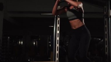 Gizli yüz ile en iyi ve kısa tayt giyen siyah spor karanlık bir spor salonunda kutusunu atlar güzel kadın fitness atlet gerçekleştirir