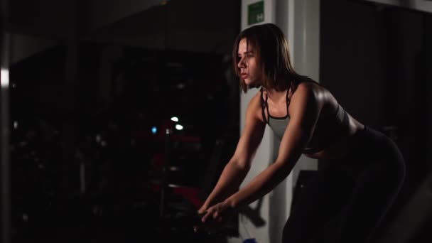 Sportlerin trainiert mit schweren Seilen im Fitnessstudio. — Stockvideo