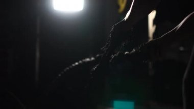Kadın atlet spor ağır halatlar ile çalışma dışarı.