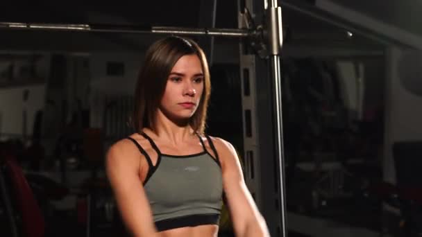 Mujer joven estirando los brazos antes de entrenar en el gimnasio . — Vídeos de Stock