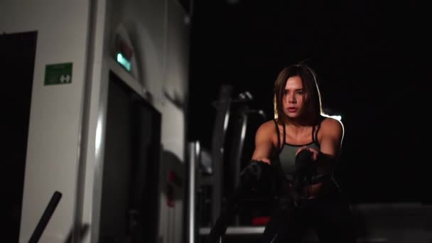 Atleta haciendo ejercicio con cuerdas pesadas en el gimnasio . — Vídeos de Stock