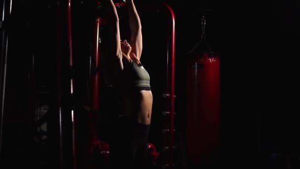Fitness kvinna utför hängande ben väcker motion - en av de mest effektiva magövningar. — Stockvideo