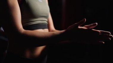 el clap ve siyah arka plan üzerine beyaz un.