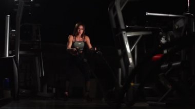 Kadın atlet spor ağır halatlar ile çalışma dışarı.