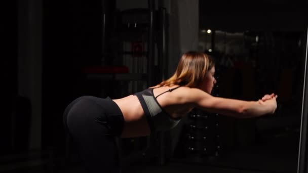Ung kvinna stretching hennes armar innan gym verk. — Stockvideo